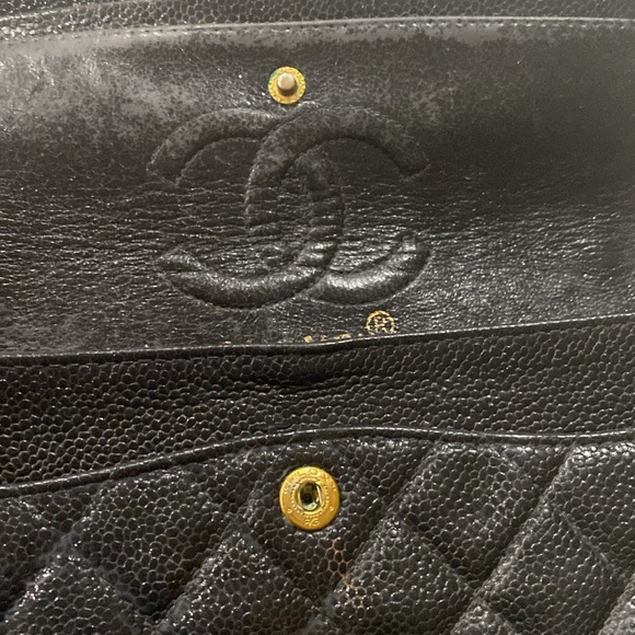 Classic 8.5x6 CHANEL®️CAViAR bag with gold chain to wear crossbody or shoulder. - Picture 4 of 11